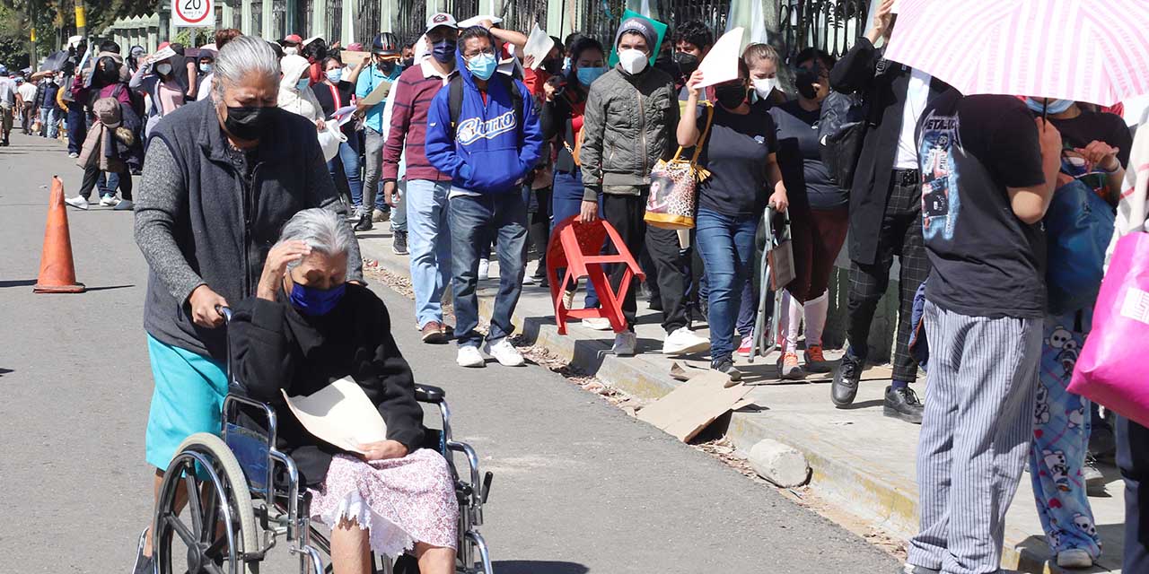 Pfizer atrae nuevamente largas filas para la vacuna | El Imparcial de Oaxaca Pfizer atrae nuevamente largas filas para la vacuna | El Imparcial de Oaxaca