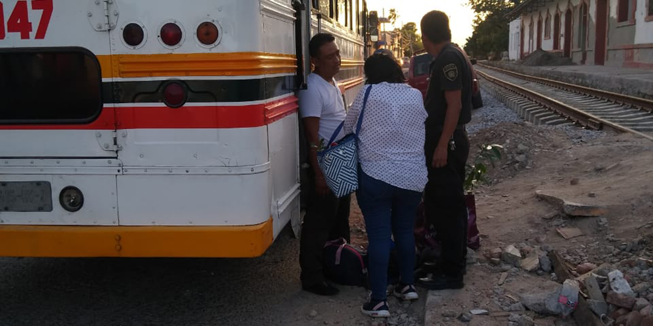 Mujer cae de autobús | El Imparcial de Oaxaca