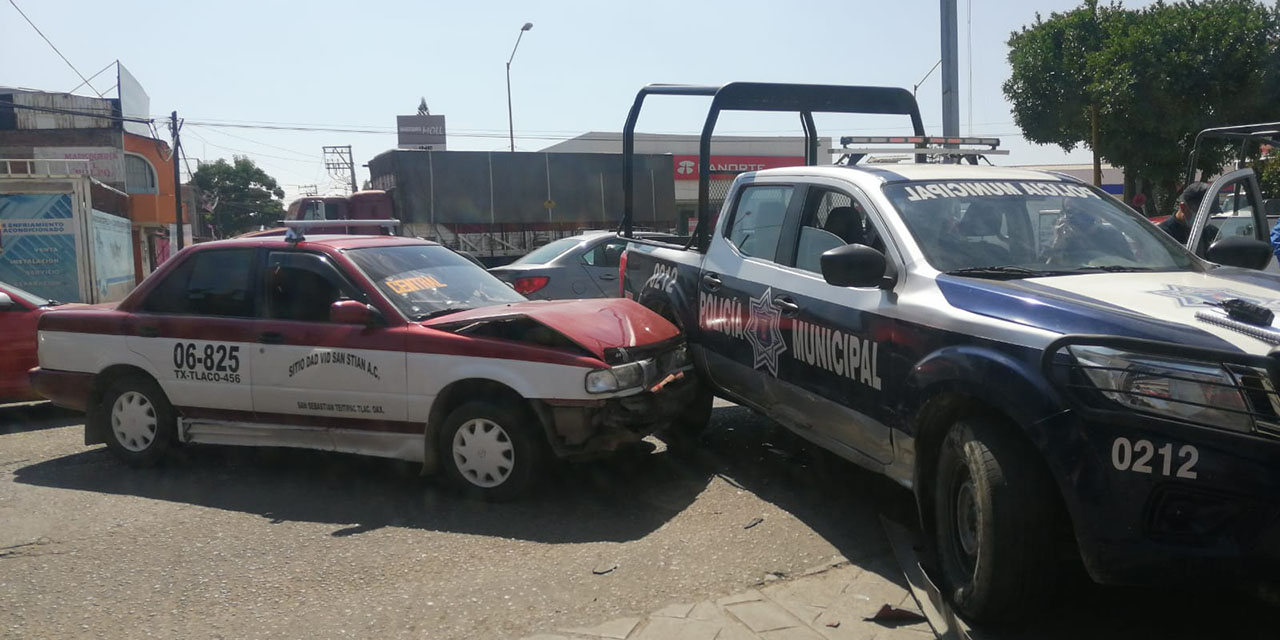 Choca patrulla vs taxi foráneo en el Periférico de Oaxaca | El Imparcial de Oaxaca