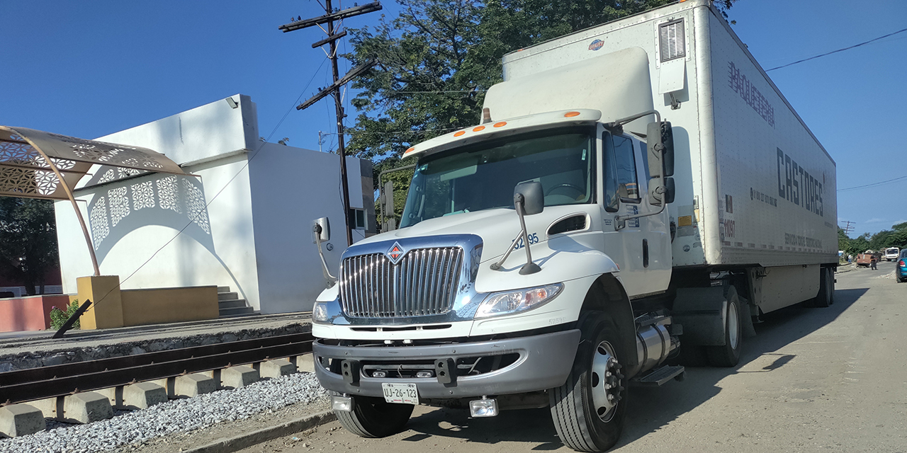 Tráiler choca en calle estrecha | El Imparcial de Oaxaca Tráiler choca en calle estrecha | El Imparcial de Oaxaca