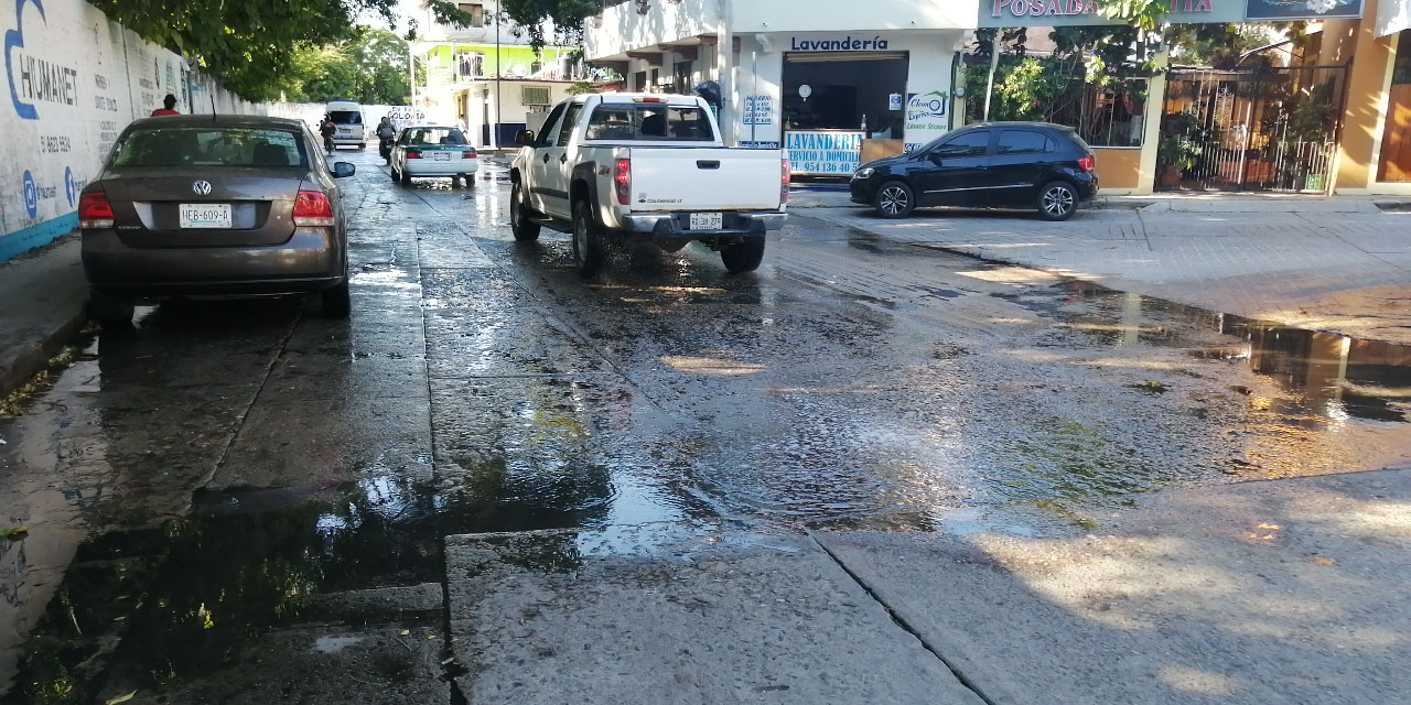 Transnacional vierte aguas negras en Puerto Escondido