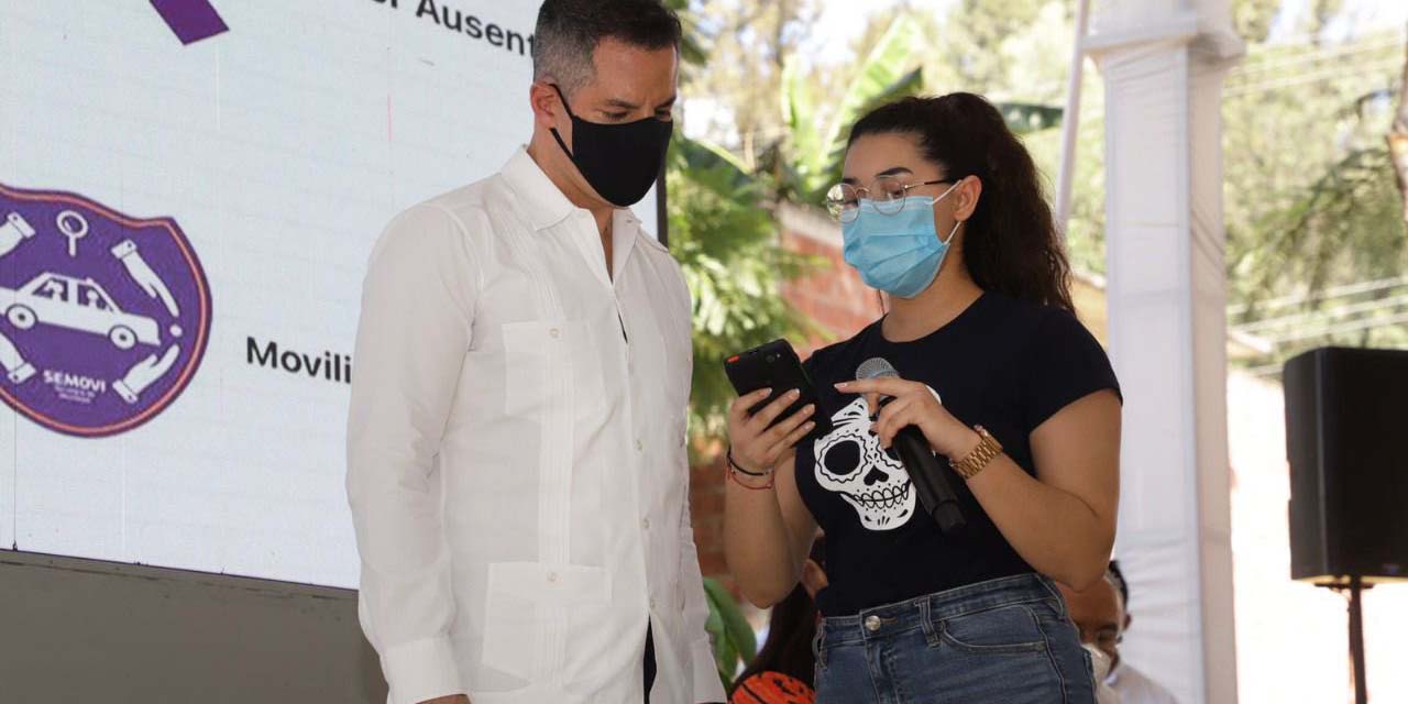 Turistas extranjeros se pasean por las calles de Oaxaca sin portar cubrebocas