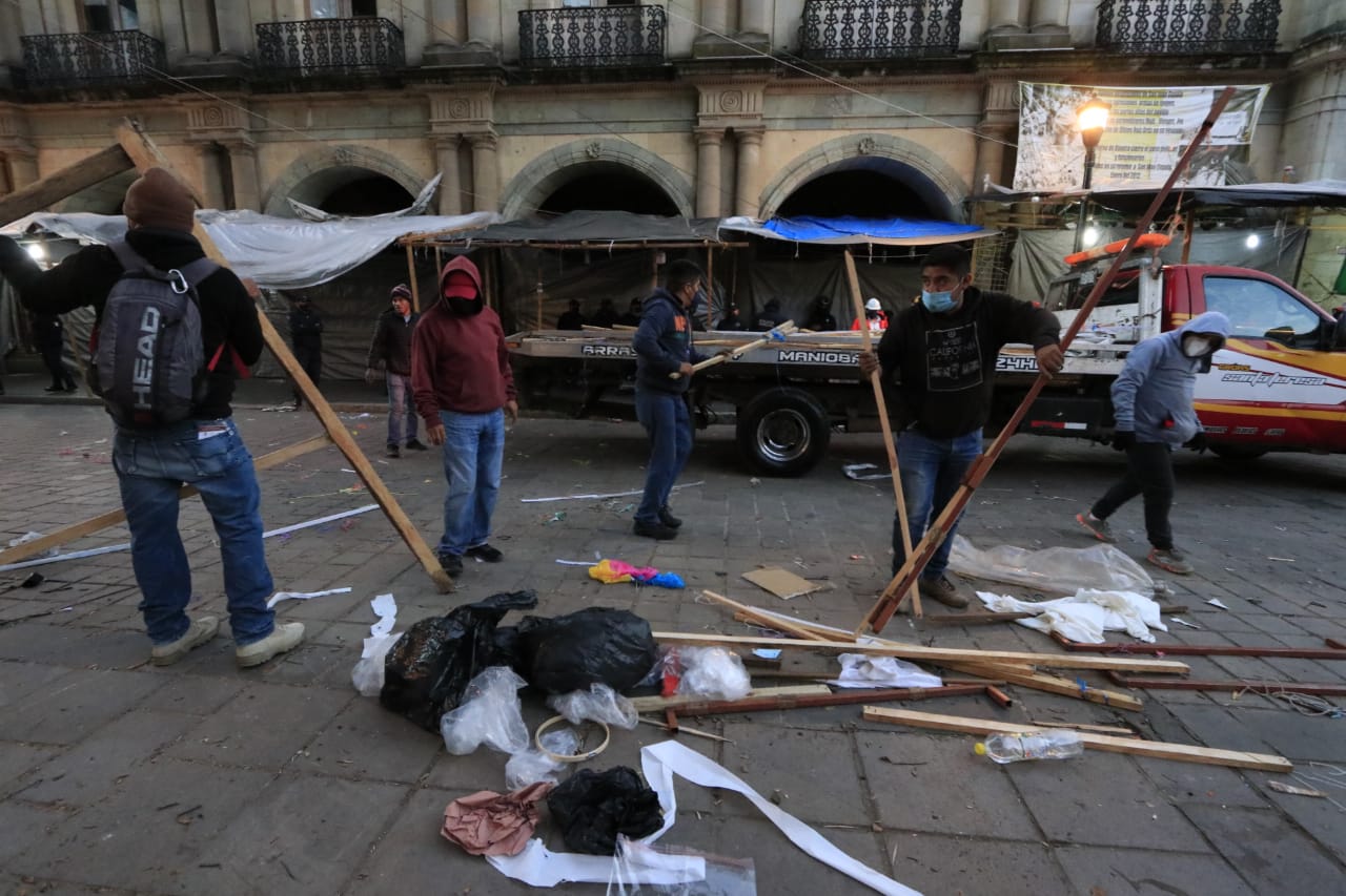 Desalojan a comerciantes del zócalo de Oaxaca