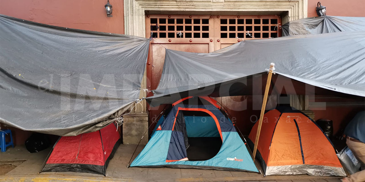 Cumplen trabajadores de Salud 94 días de plantón en Casa Oficial | El Imparcial de Oaxaca Cumplen trabajadores de Salud 94 días de plantón en Casa Oficial | El Imparcial de Oaxaca