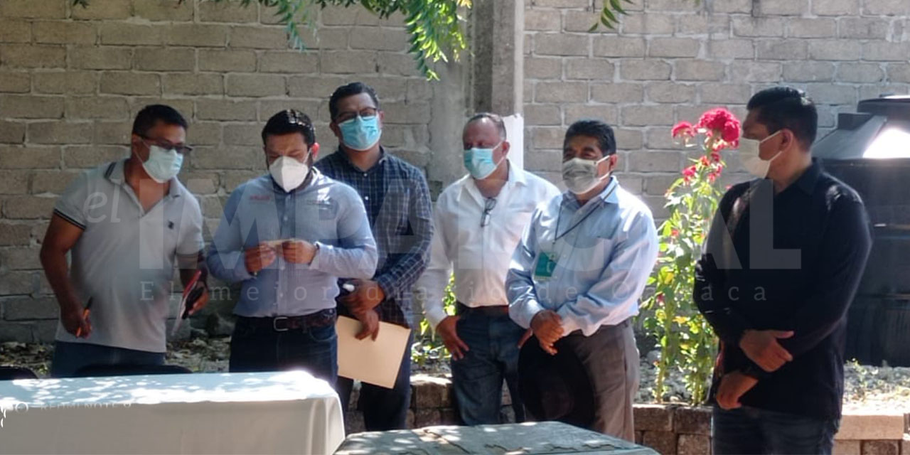 Llega Peimbert a entregar revocación de orden de aprehensión contra pobladores de Tilzapote, Tonameca | El Imparcial de Oaxaca