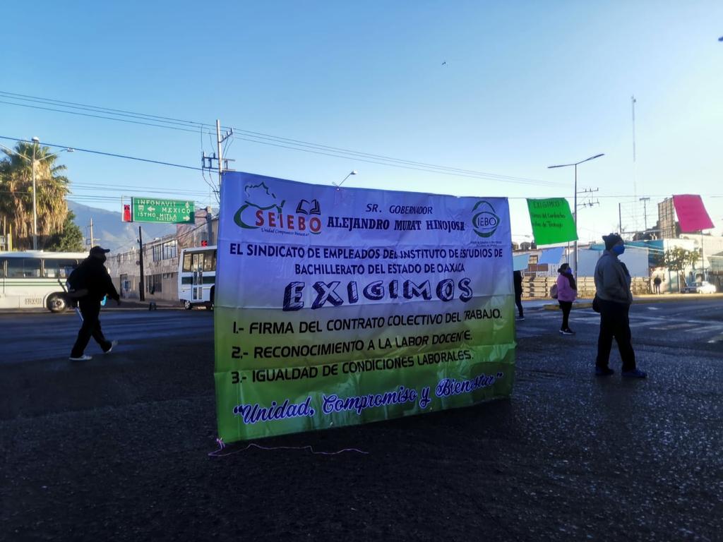 Bloquean calles de la Ciudad de Oaxaca