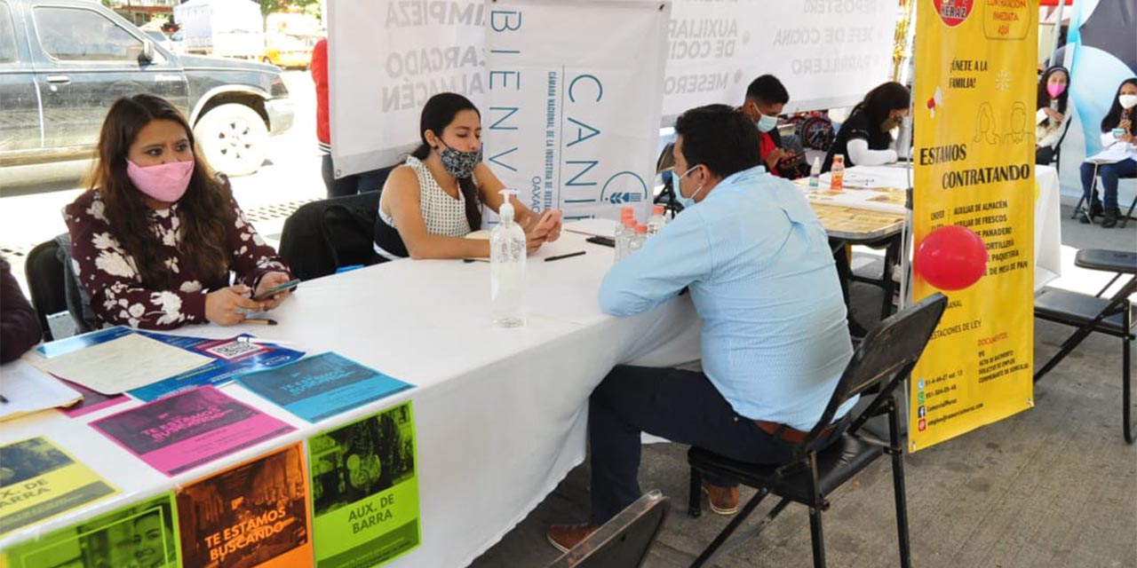 Salen jóvenes a buscar empleo; ofertan poco más de 220 vacantes en Oaxaca