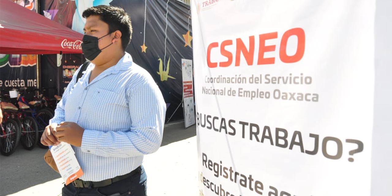 Salen jóvenes a buscar empleo; ofertan poco más de 220 vacantes en Oaxaca