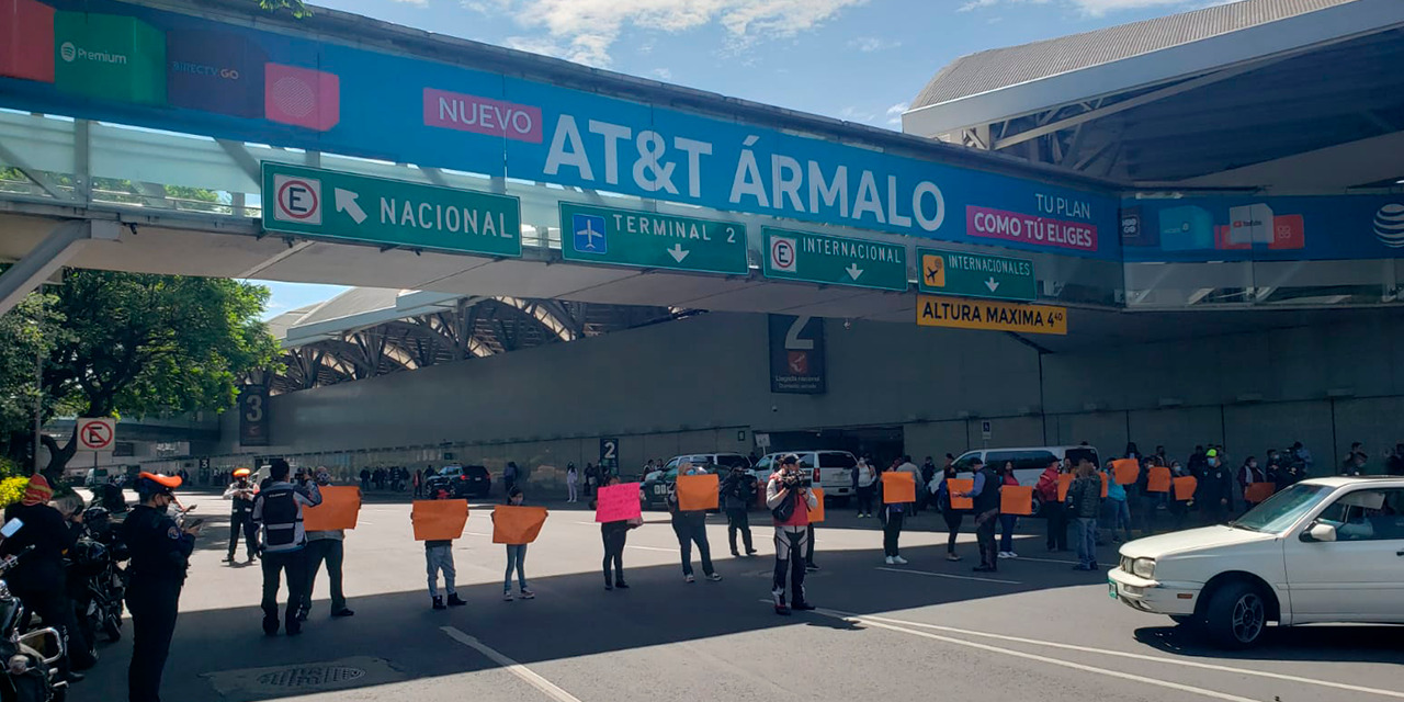 Padres de niños con cáncer bloquean acceso a terminal 1 del AICM | El Imparcial de Oaxaca