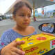 VIDEO: Captan a niña que habla 4 idiomas y vende dulces en la calle