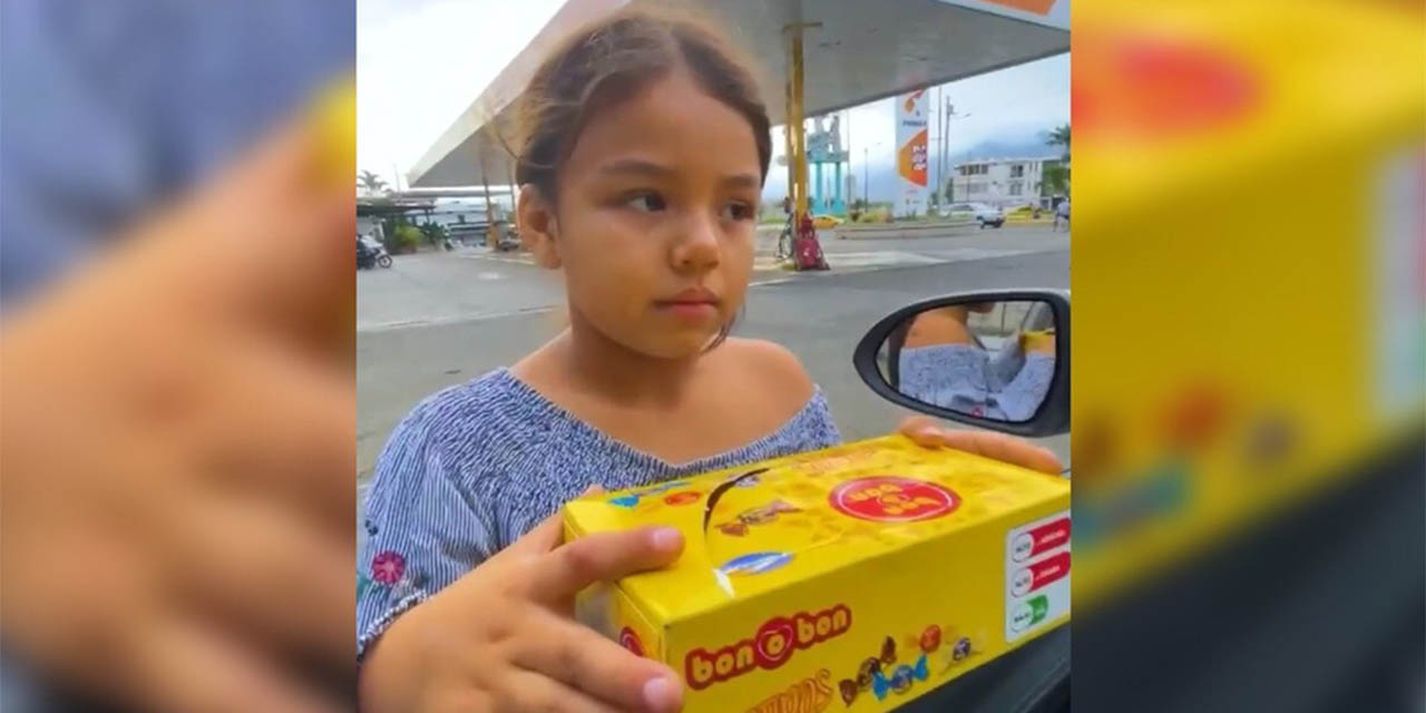 VIDEO: Captan a niña que habla 4 idiomas y vende dulces en la calle | El Imparcial de Oaxaca