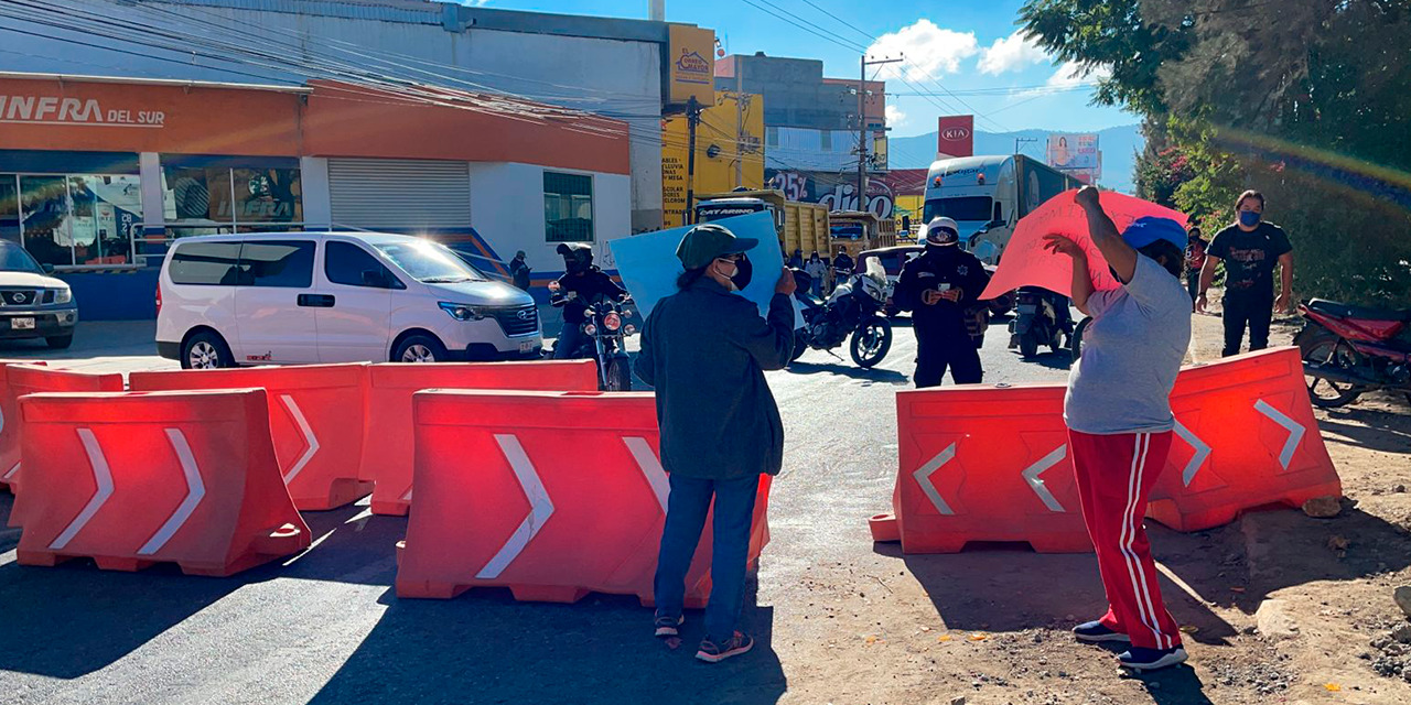 Bloquean Símbolos Patrios | El Imparcial de Oaxaca