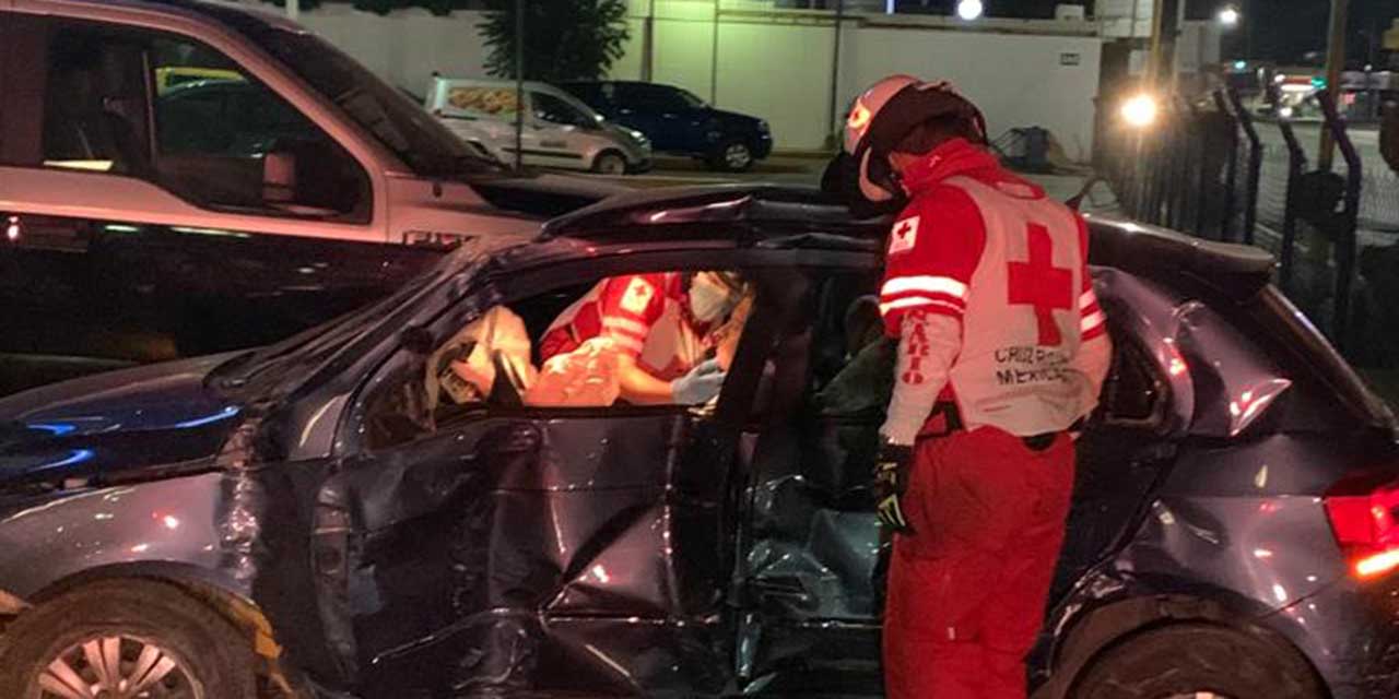 Colisiona con cerca de agencia de autos en Avenida Universidad | El Imparcial de Oaxaca Colisiona con cerca de agencia de autos en Avenida Universidad | El Imparcial de Oaxaca