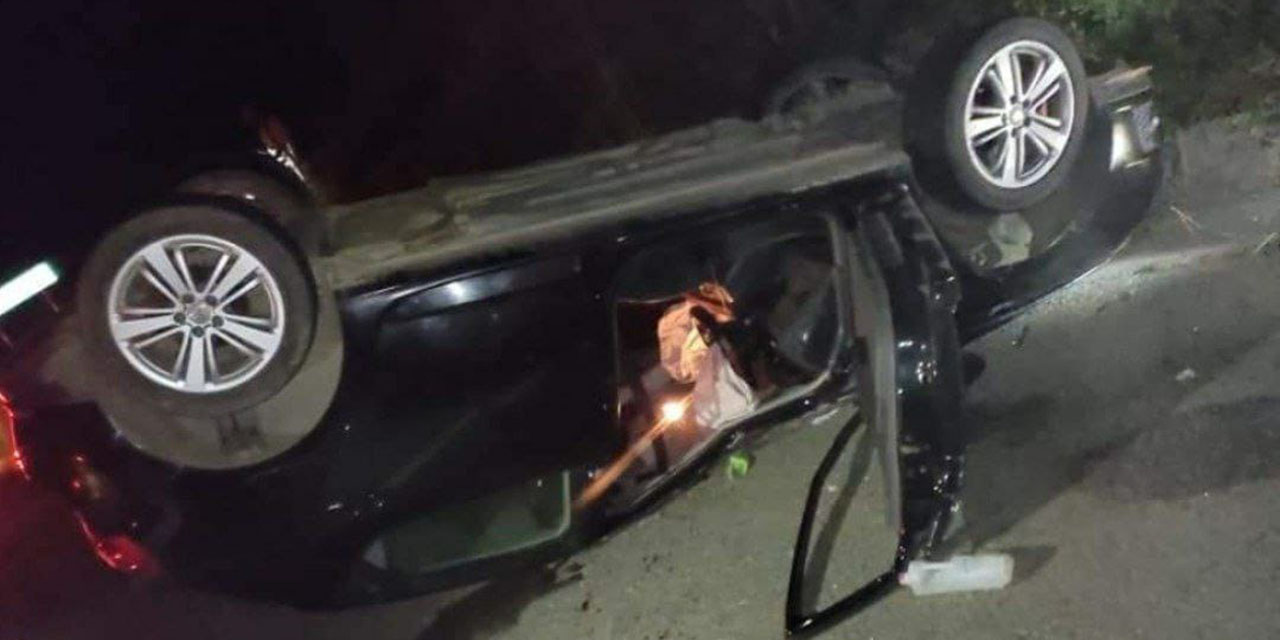 Aparatosa volcadura en carretera a Puerto Ángel | El Imparcial de Oaxaca Aparatosa volcadura en carretera a Puerto Ángel | El Imparcial de Oaxaca