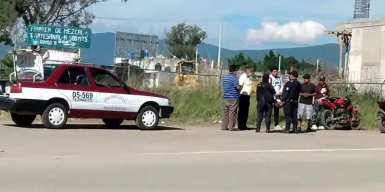 Motociclista choca contra taxi en Zaachila | El Imparcial de Oaxaca Motociclista choca contra taxi en Zaachila | El Imparcial de Oaxaca