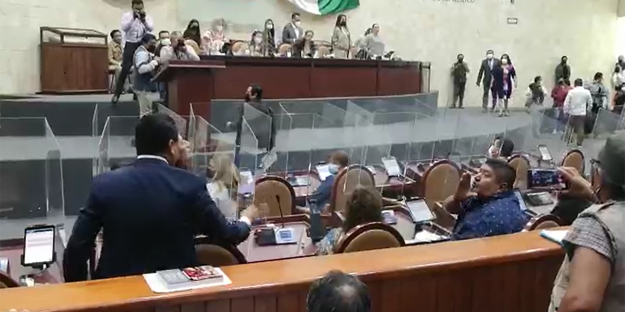 VIDEO: “Traidor”, “borrego”, se gritan diputados en el Congreso Local | El Imparcial de Oaxaca