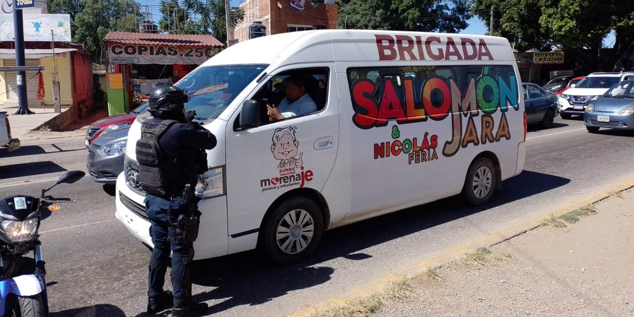 Brigada de Salomón Jara utiliza camioneta con reporte de robo para promocionar al aspirante | El Imparcial de Oaxaca