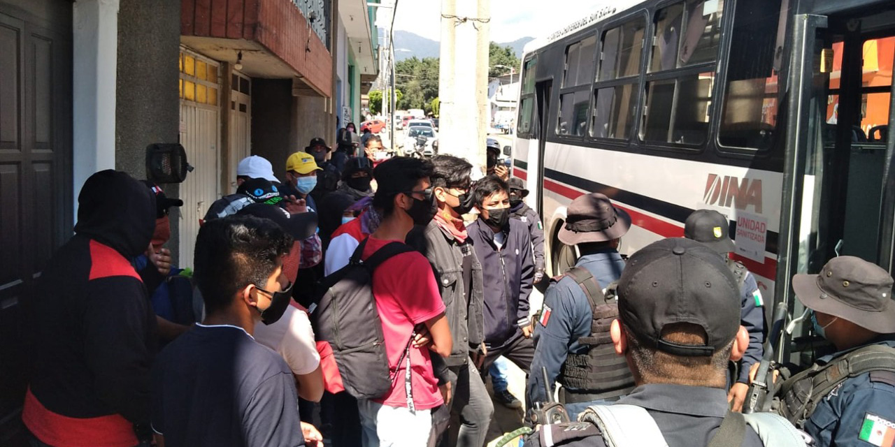 Policías recuperan autobuses secuestrados por pseudo estudiantes en Oaxaca | El Imparcial de Oaxaca