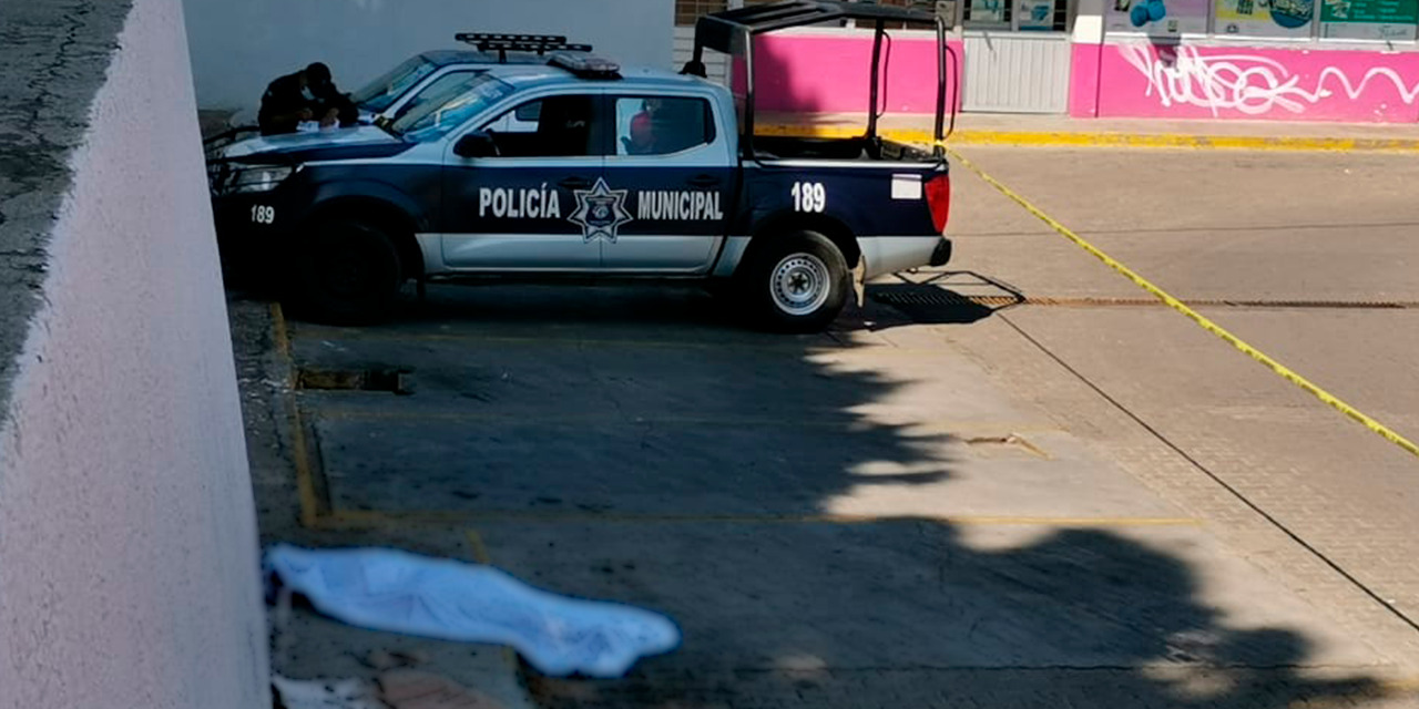 Descuido mortal: Señor pierde la vida al caerse de una parada de autobuses | El Imparcial de Oaxaca Descuido mortal: Señor pierde la vida al caerse de una parada de autobuses | El Imparcial de Oaxaca