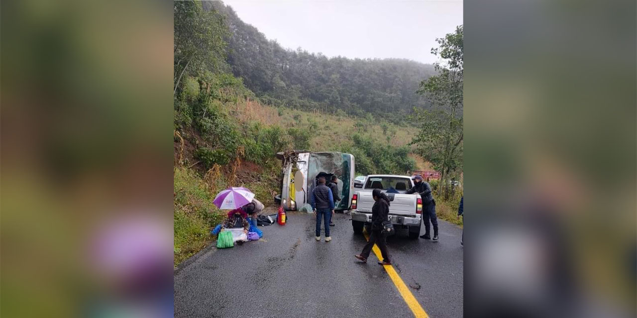 Vuelca camión de pasajeros en la Sierra Mazateca | El Imparcial de Oaxaca