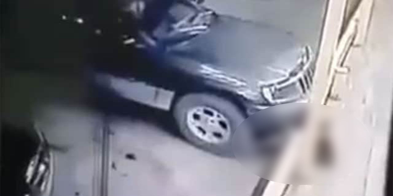 Video: Mujer empuja camioneta; su amiga la atropella y muere prensada | El Imparcial de Oaxaca