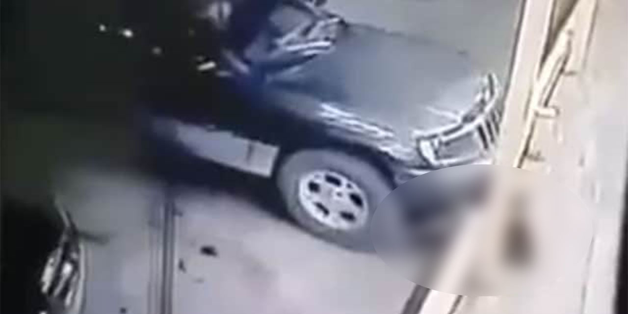 Video: Mujer empuja camioneta; su amiga la atropella y muere prensada | El Imparcial de Oaxaca Video: Mujer empuja camioneta; su amiga la atropella y muere prensada | El Imparcial de Oaxaca
