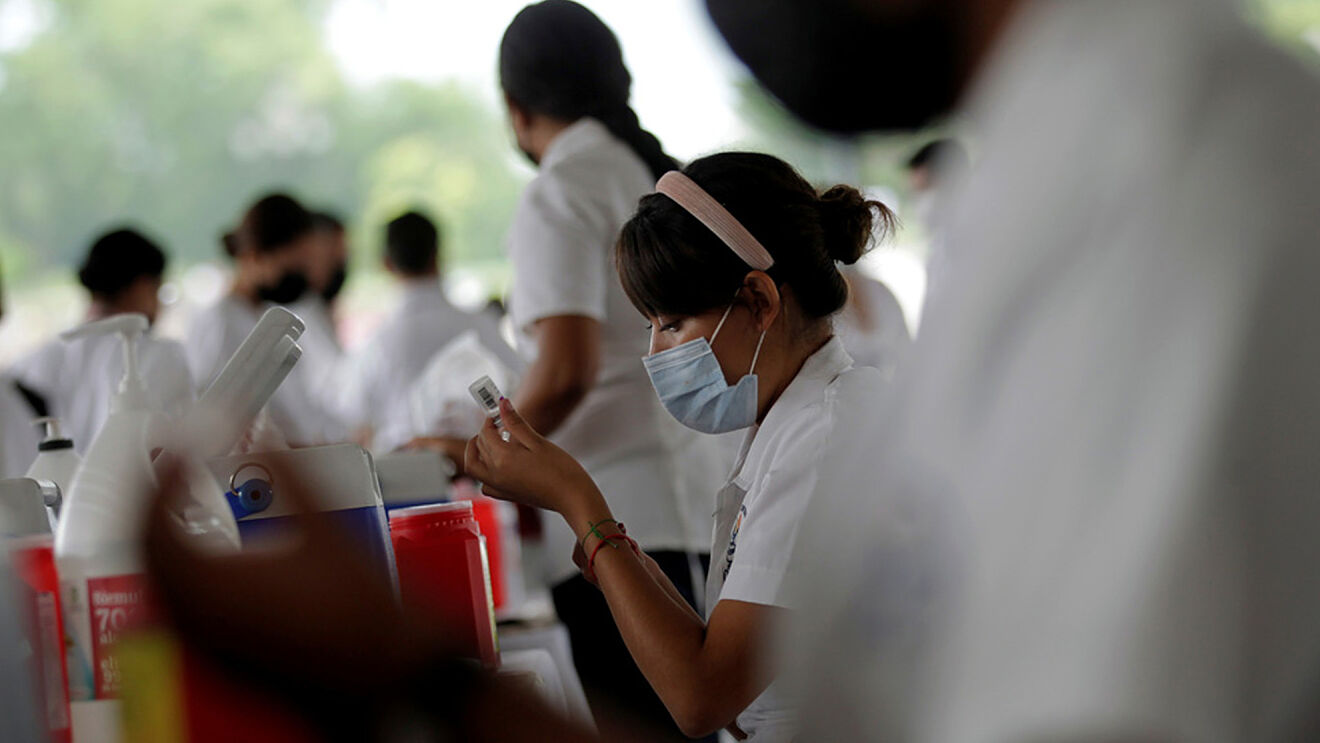 Con sobrantes inició vacunación  de refuerzo a personal de salud