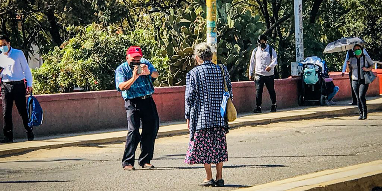 ¡Amor en tiempo de bloqueos! Abuelito le toma una foto al amor de su vida en Oaxaca