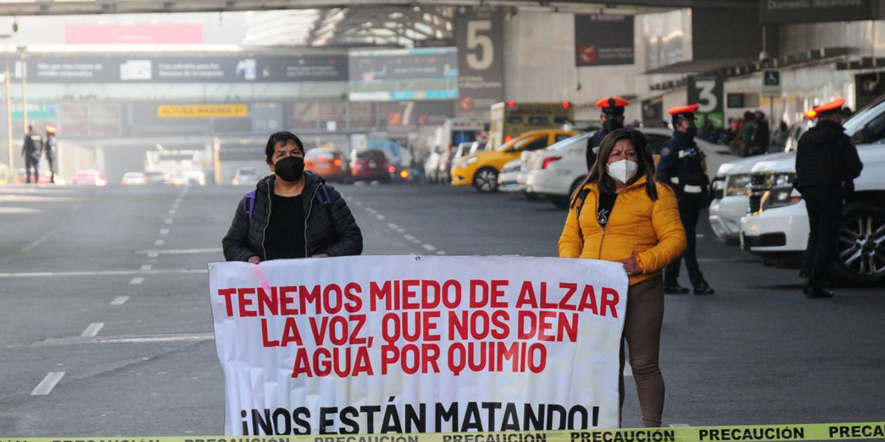 Plantón de padres en aeropuerto  de la CDMX;  exigen medicamentos | El Imparcial de Oaxaca