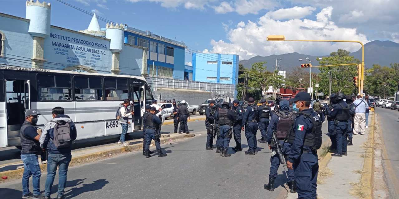 Se enfrentan policías y normalistas: rescatan camión retenido