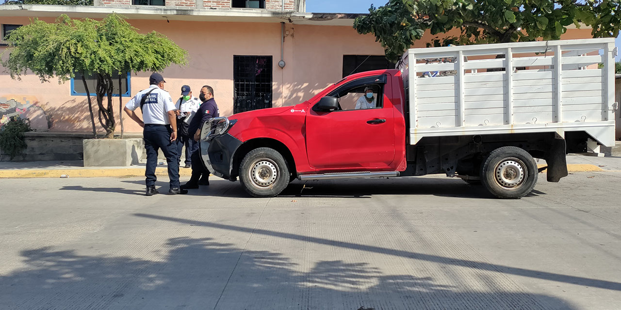Chicas motorizadas  chocan con camioneta | El Imparcial de Oaxaca
