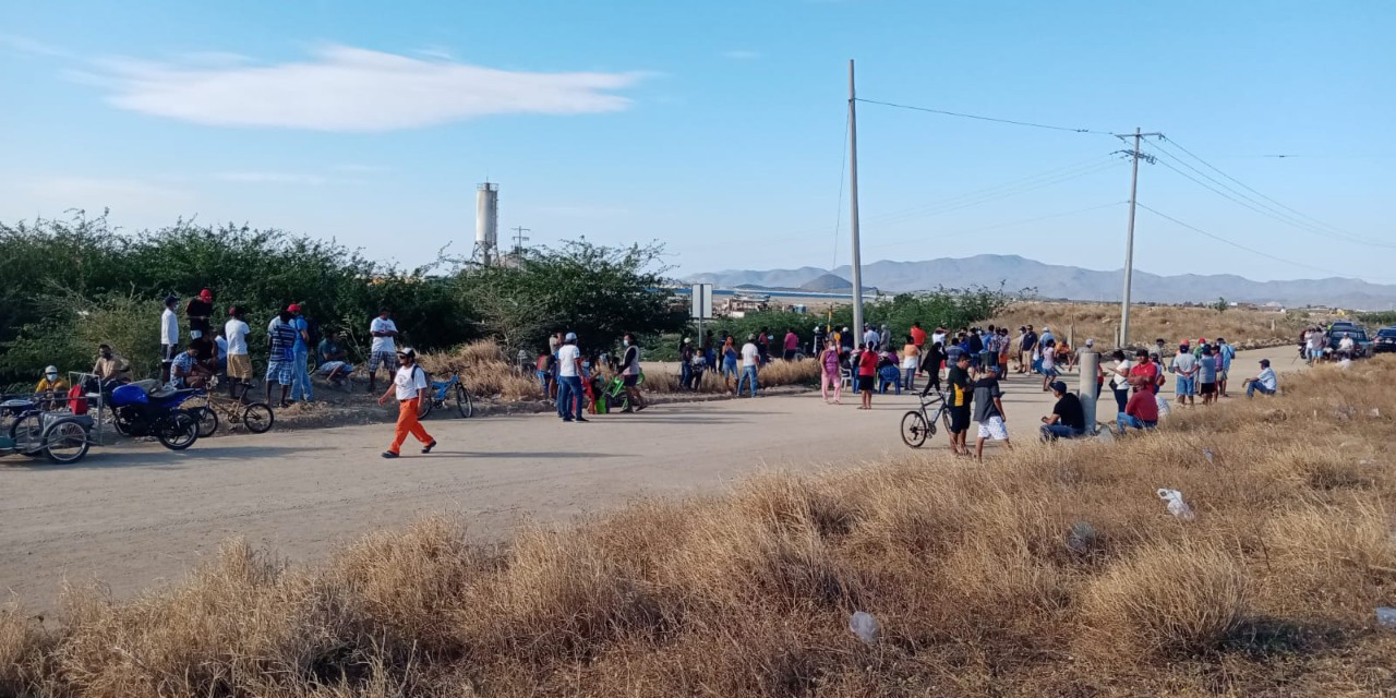 Pescadores ribereños bloquean el rompeolas | El Imparcial de Oaxaca