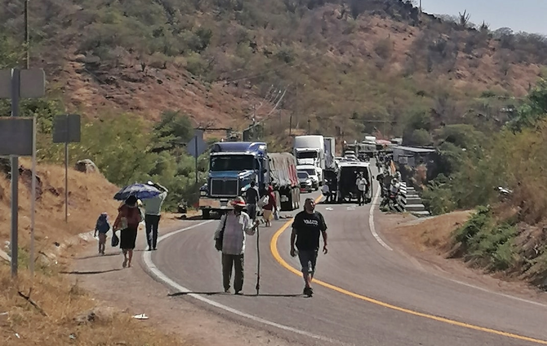 Comuneros de Tequisistlán  bloquean carretera federal | El Imparcial de Oaxaca
