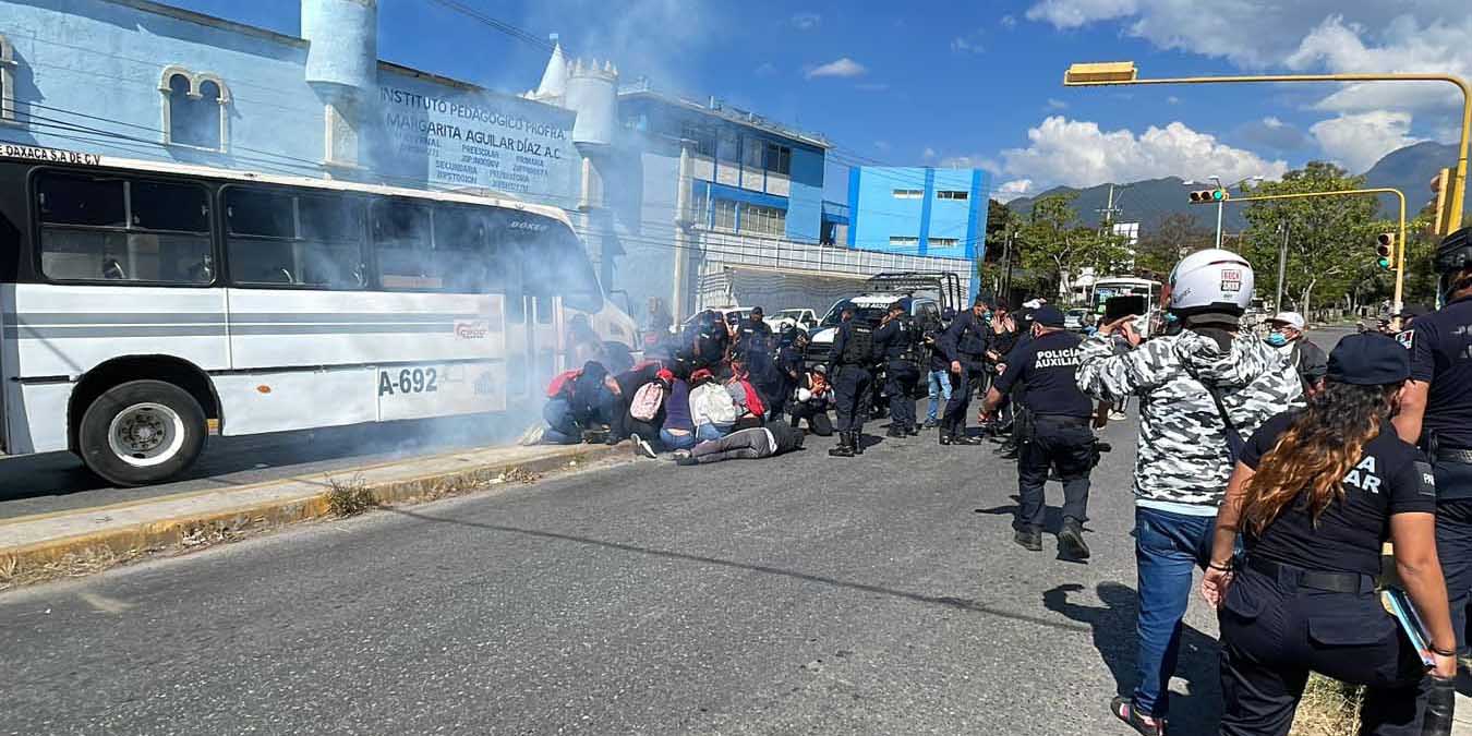 Frenan vandalismo; bloquean aeropuerto | El Imparcial de Oaxaca