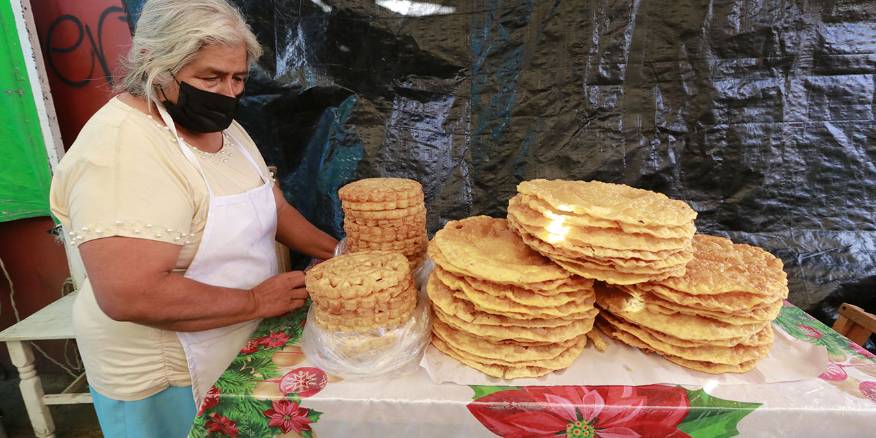 Pese a desplome de ventas  buñueleras siguen tradición | El Imparcial de Oaxaca