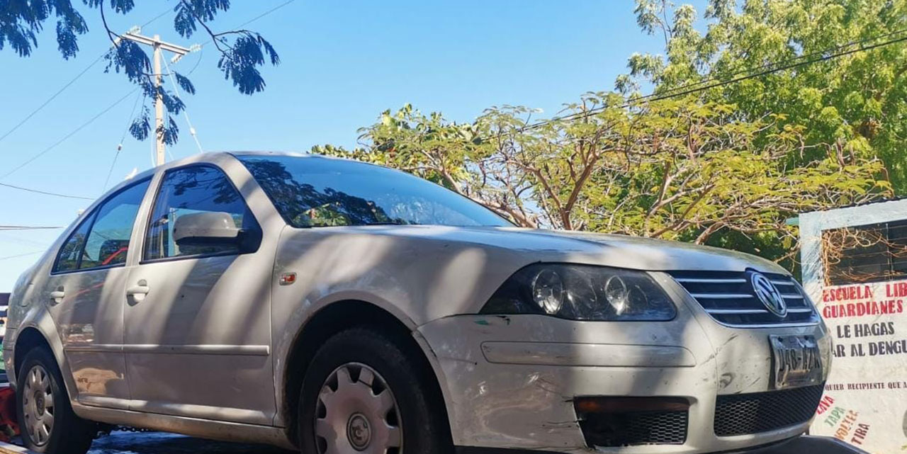 Policía resguarda dos vehículos robados