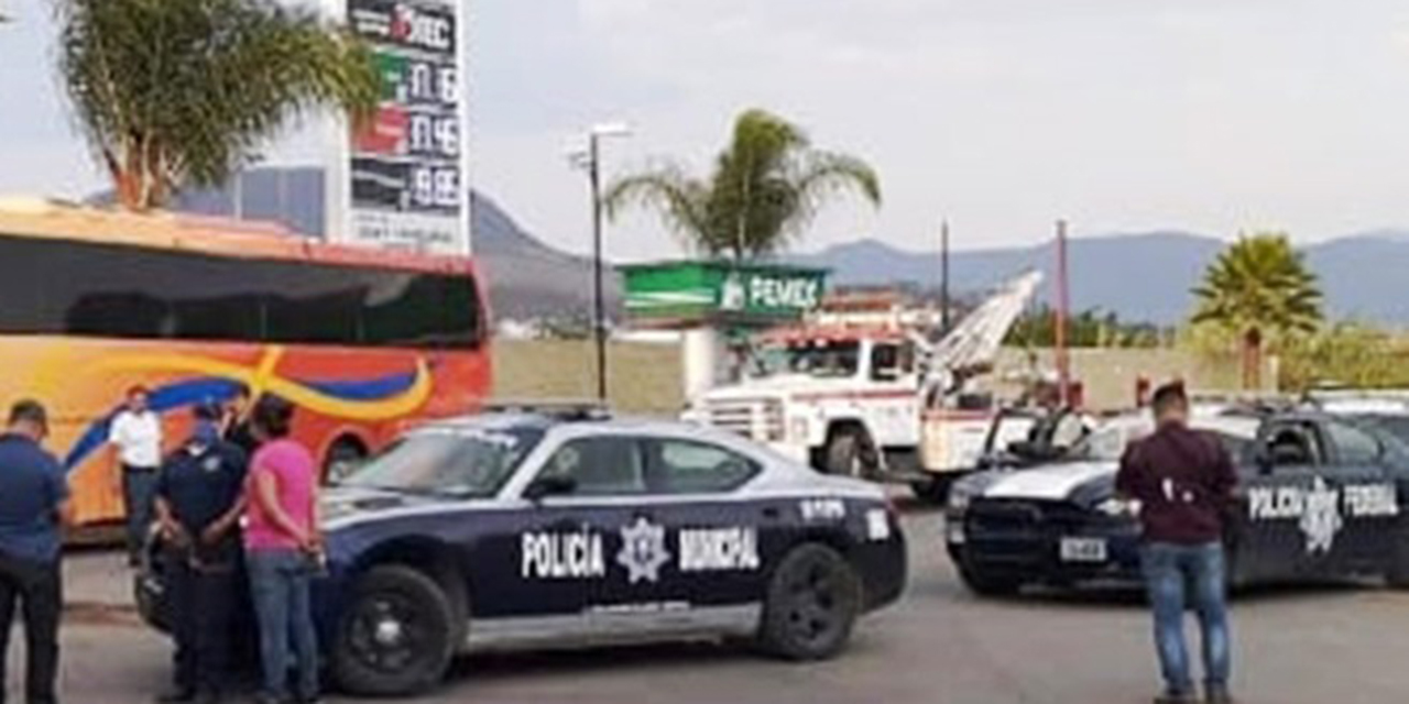 Colisión de autobús y  camioneta deja daños | El Imparcial de Oaxaca