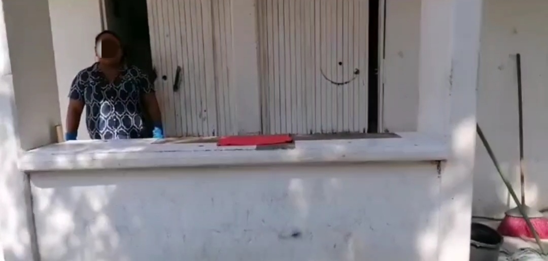 Denuncian a prepotente  mujer que atiende baños