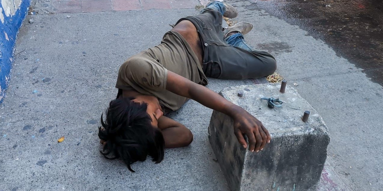 Realiza actos inmorales en  la vía pública