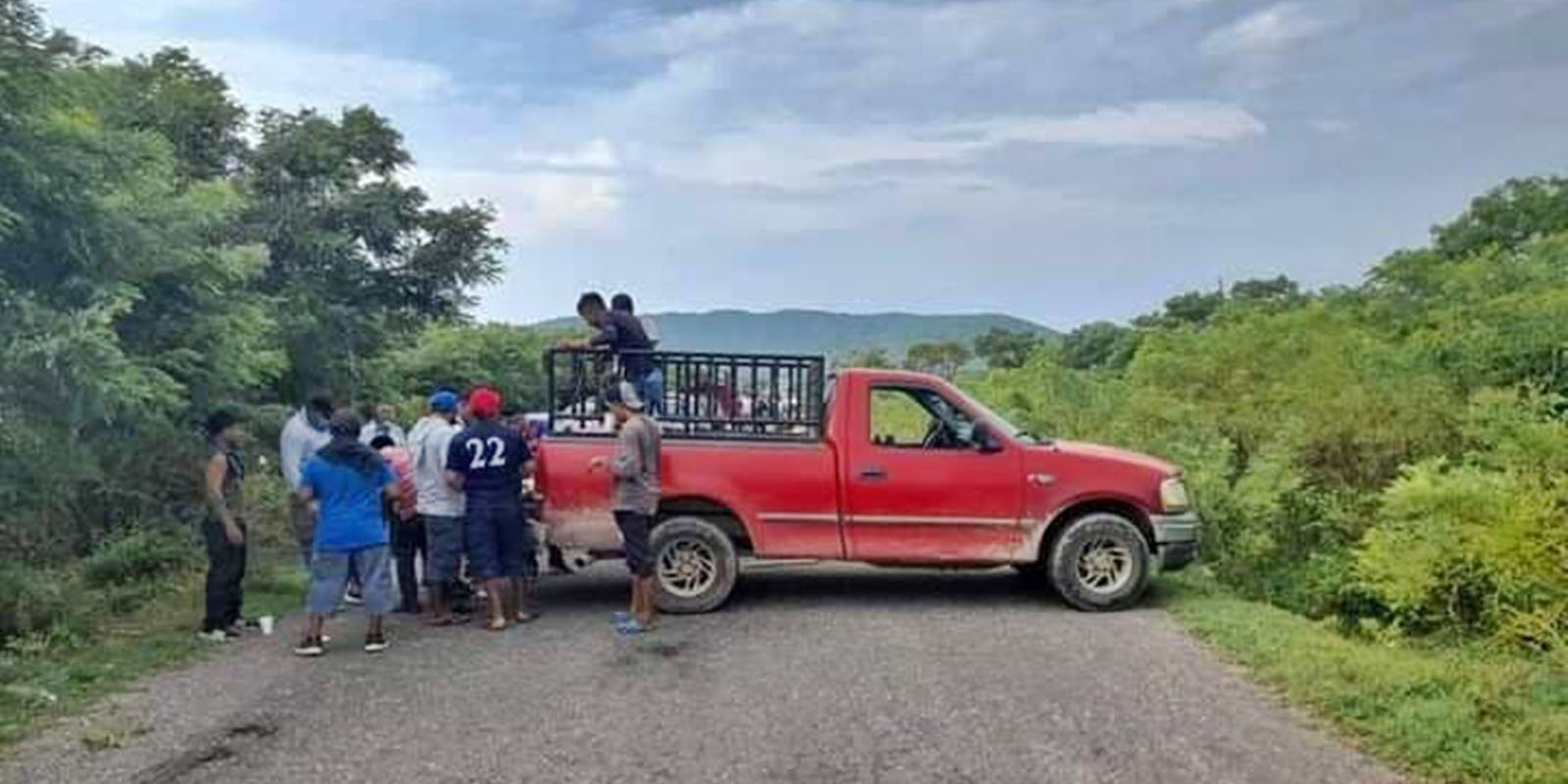 RSP bloquea carretera de acceso en comunidad huave