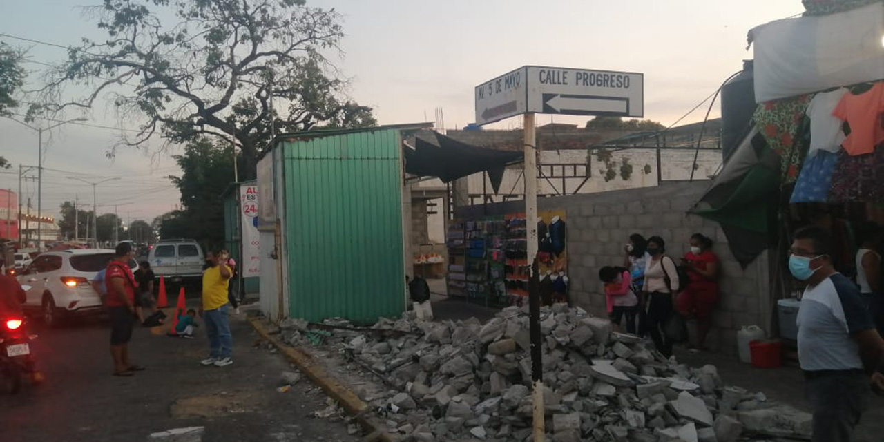 Exigen justicia tras la demolición de su caseta | El Imparcial de Oaxaca