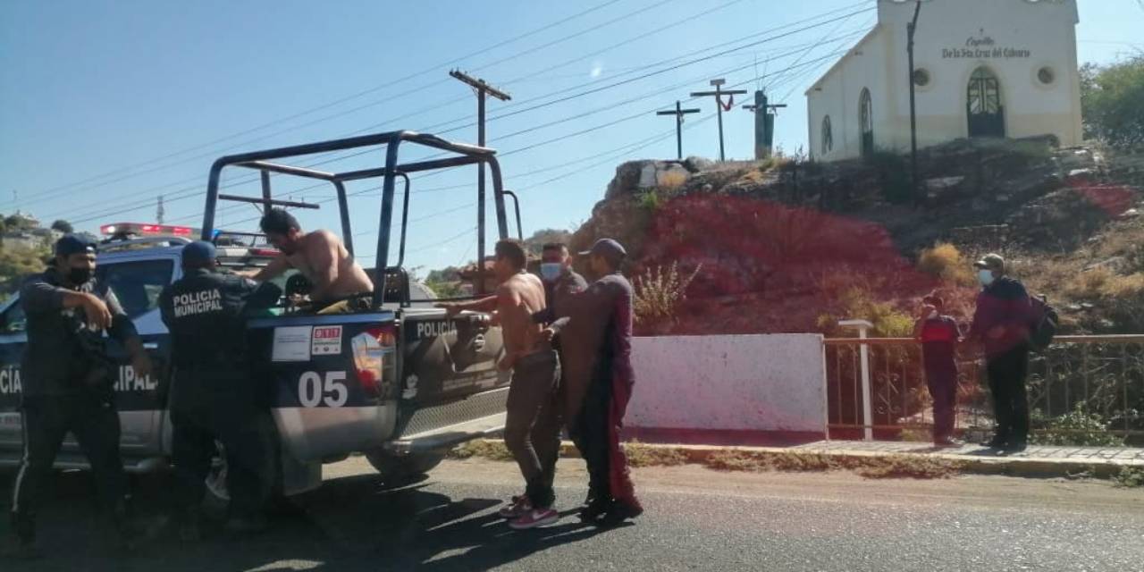 Detienen a tres por robo de motocicleta