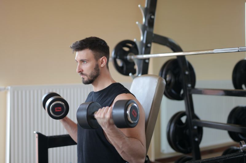 Elige el mejor equipo de ejercicio entre mancuernas o barbells