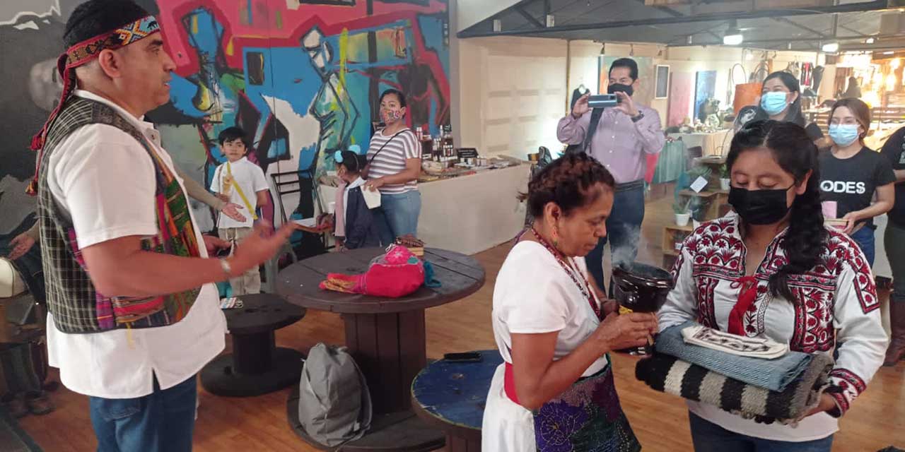 Mujeres instalan venta navideña  para reactivar la economía