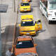 Taxistas hacen su agosto en medio de bloqueos