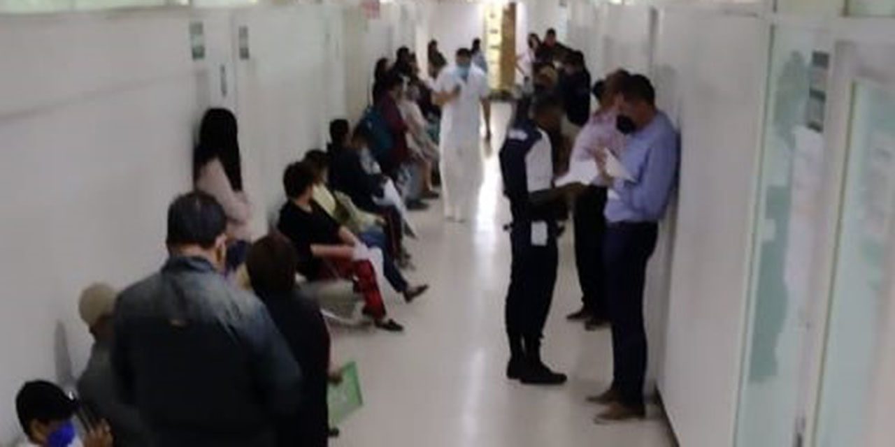 Se amontonan derechohabientes en los pasillos de hospitales del IMSS | El Imparcial de Oaxaca