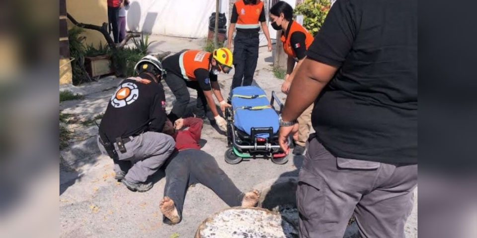 Protección civil rescata a hombre con problemas mentales de una alcantarilla | El Imparcial de Oaxaca