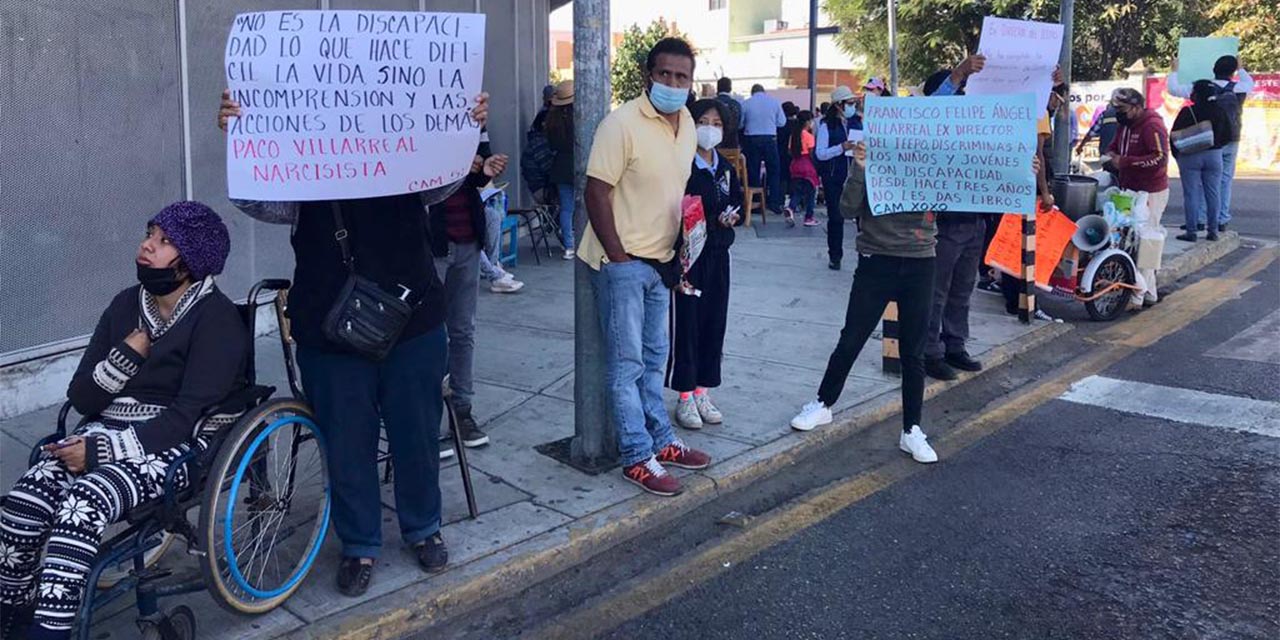 Padres de familia del CAM 52 protestan en el boulevard Eduardo Vasconcelos | El Imparcial de Oaxaca