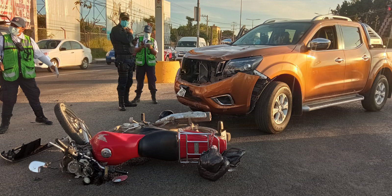 Motocicleta se pasa luz roja del semáforo y es arrollada por camioneta particular