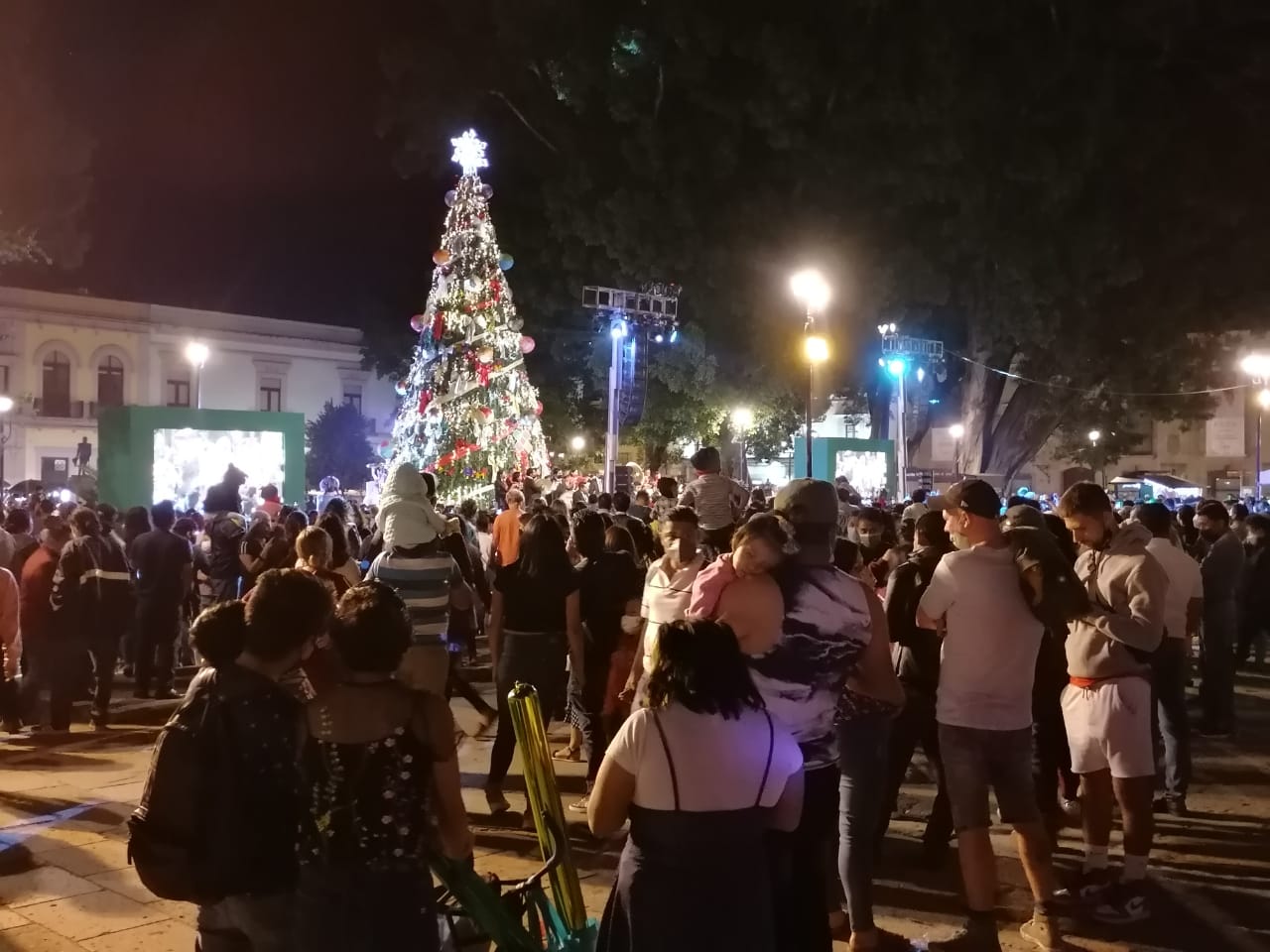 Tras un año suspendido, retoman encendido de árbol navideño en Oaxaca